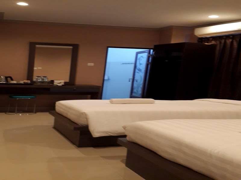 Hotel Reddoorz @ Paal 2 2*
