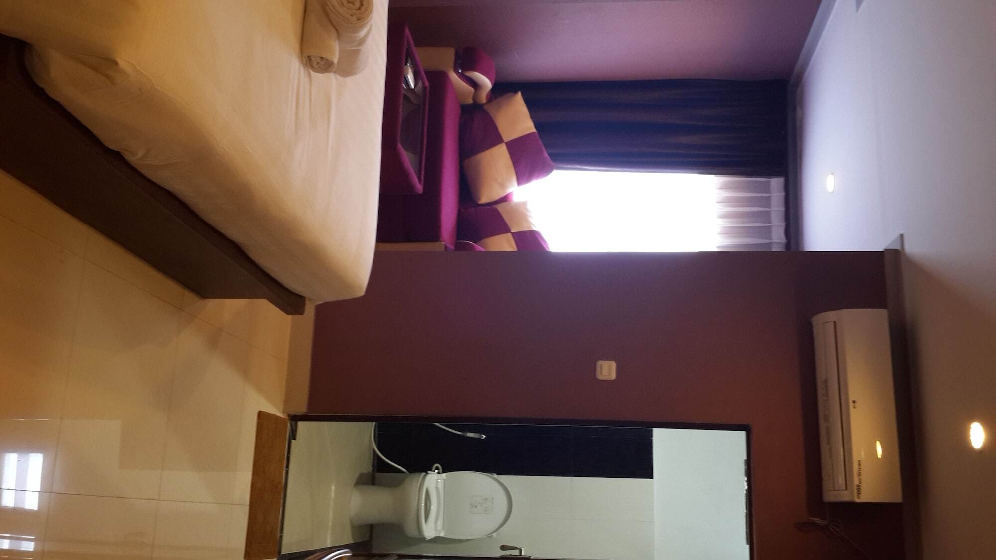 Hotel Reddoorz @ Paal 2 2*